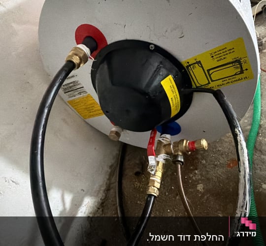 דוד שמש מותקן עם צינורות וחיבורים